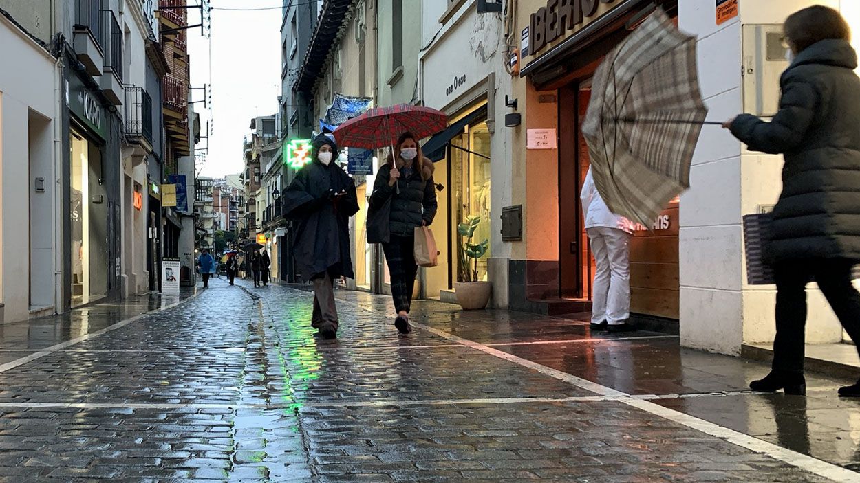 Imatge d'arxiu del carrer de Santa Maria en un dia de pluja / Foto: Cugat Mdia (Llus Llebot)