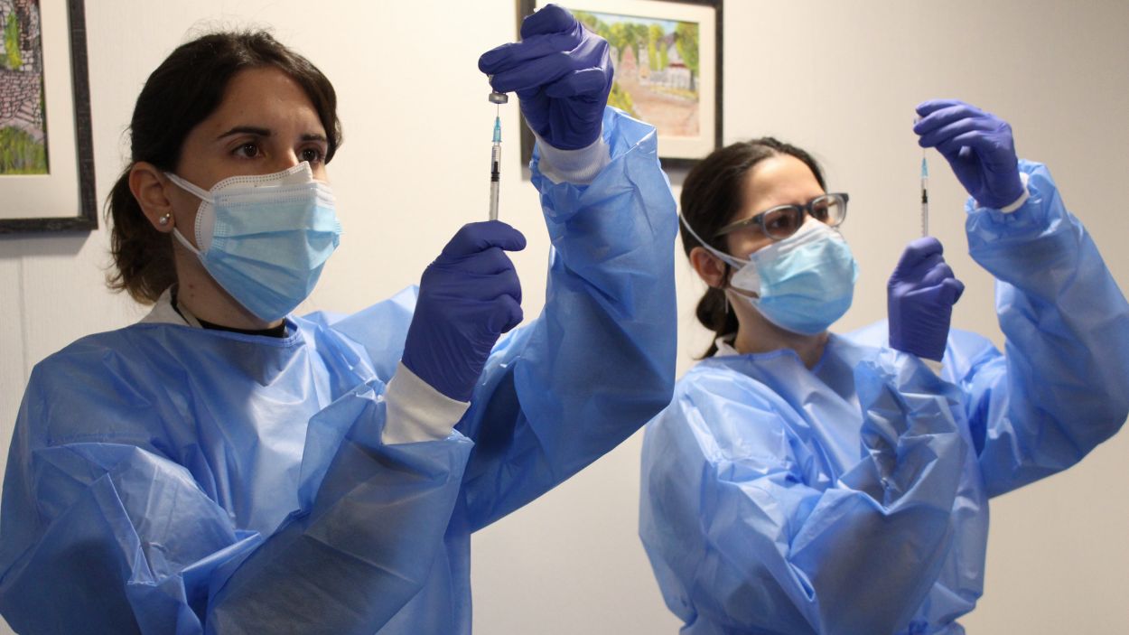 Dues infermeres preparant les dosis de la vacuna contra la Covid-19 / Foto: ACN