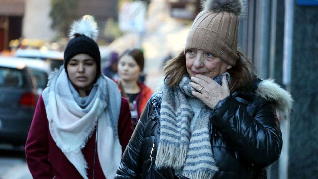 Imatge d'arxiu de dues dones abrigades per les temperatures baixes / Foto: ACN