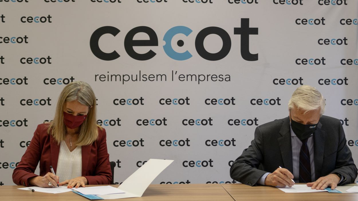 Antoni Abad, president de la Cecot, i Mireia Ingla, alcaldessa de Sant Cugat, signant el conveni 'Valls Solar' / Foto: La Cecot