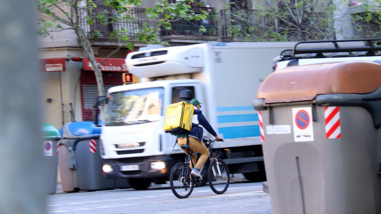 Un repartidor de Glovo al carrer Aribau de Barcelona / Foto: ACN (Aina Martí)