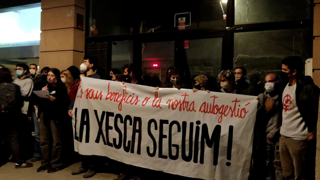 La protesta ha acabat a les portes del local del carrer Borrell / Foto: Cugat Mèdia