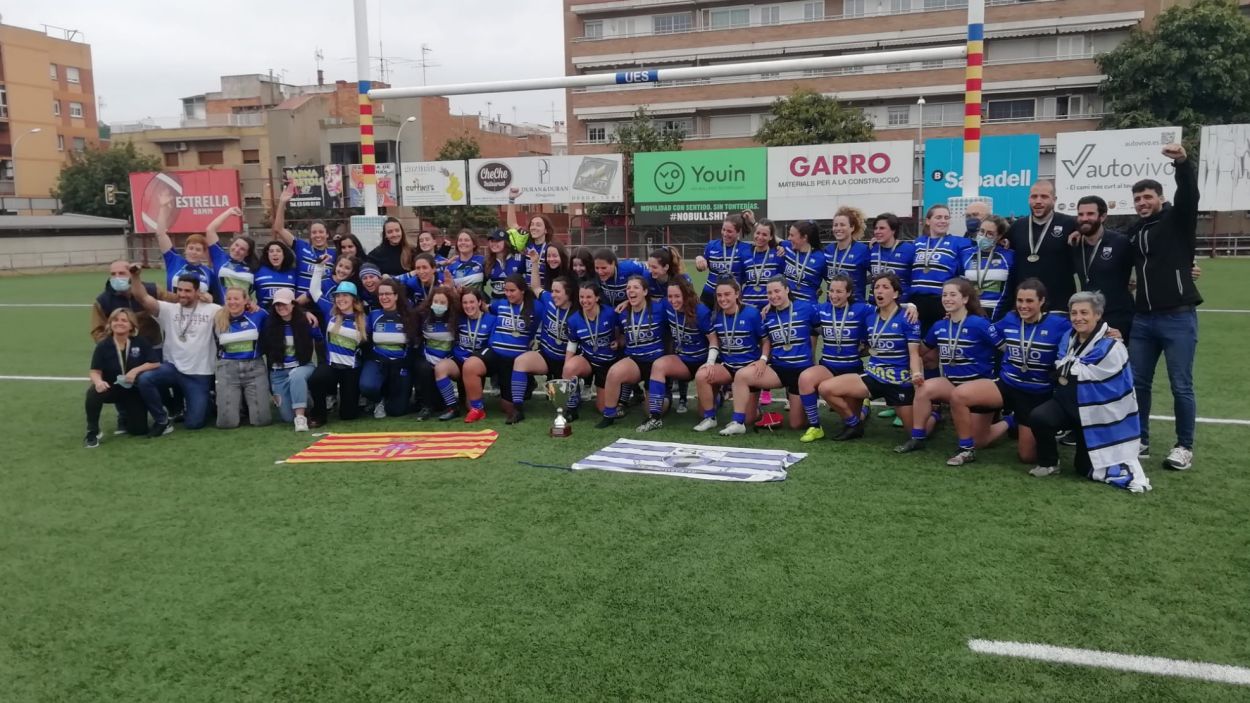 La plantilla del Club Rugby Sant Cugat celebrant l'ascens a Divisió d'Honor / Foto: Cugat Mèdia