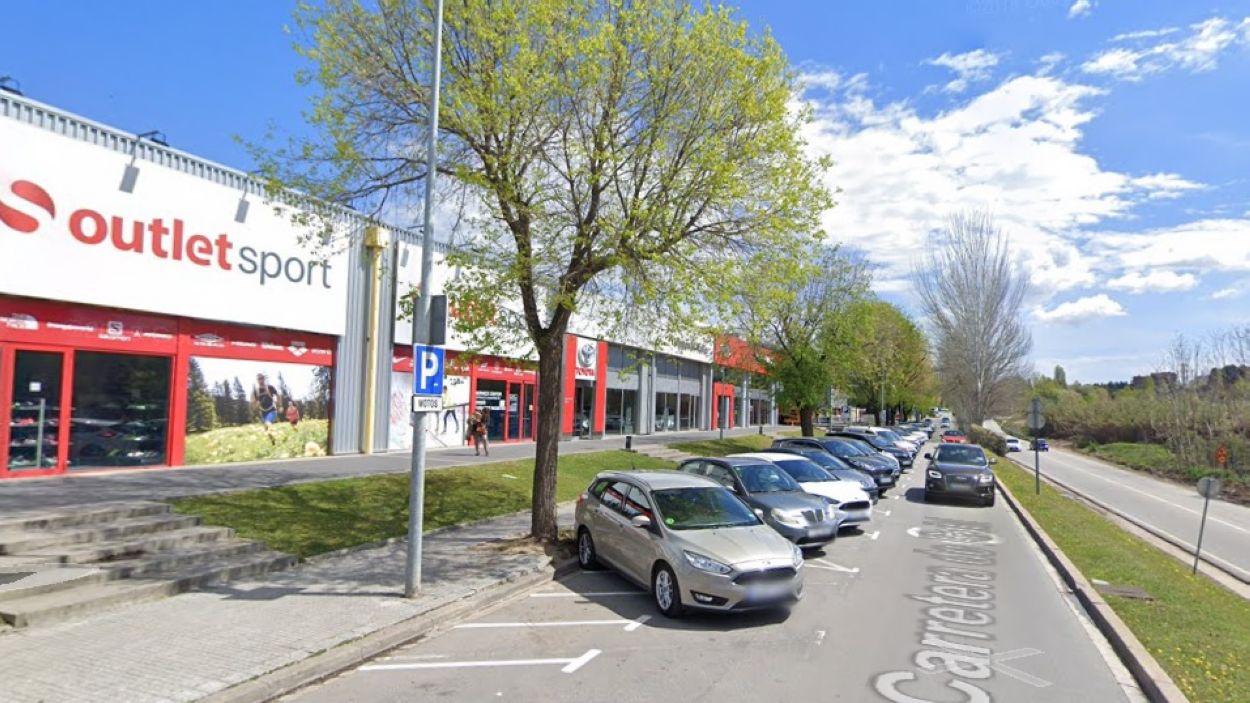 L'aparcament de la zona comercial de la carretera de Rubí / Foto: Googlemaps