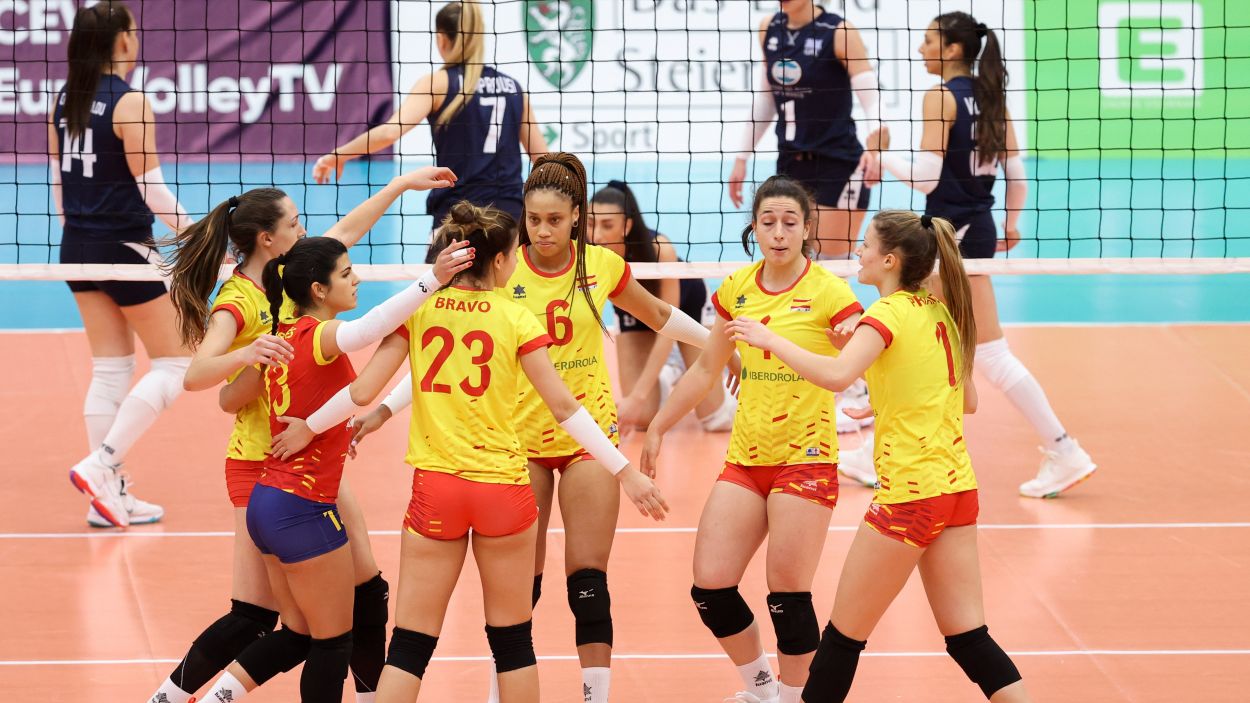 La primera jugadora per la dreta és Ariadna Priante amb la selecció espanyola / Foto: RFEVB