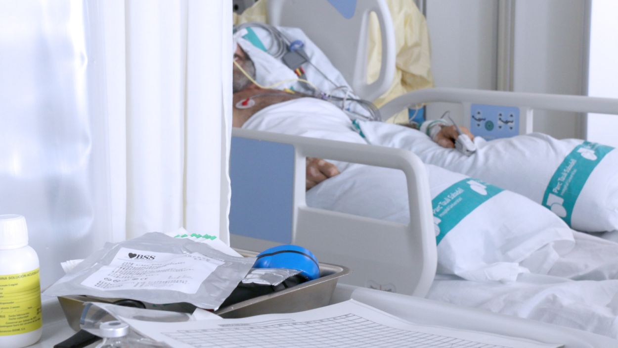 Un pacient ingressat per la Covid-19 a l'Hospital Parc Taulí de Sabadell / Foto: ACN