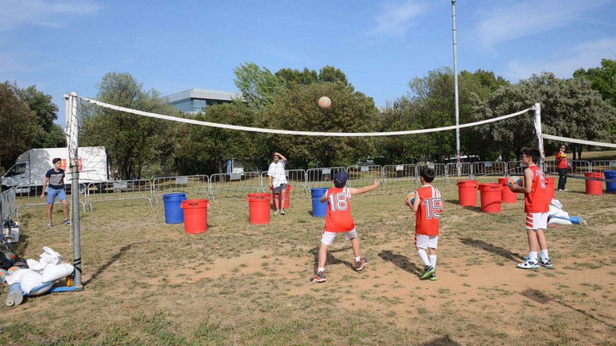 Infants jugant a voleibol / Foto: Ajuntament de Sant Cugat