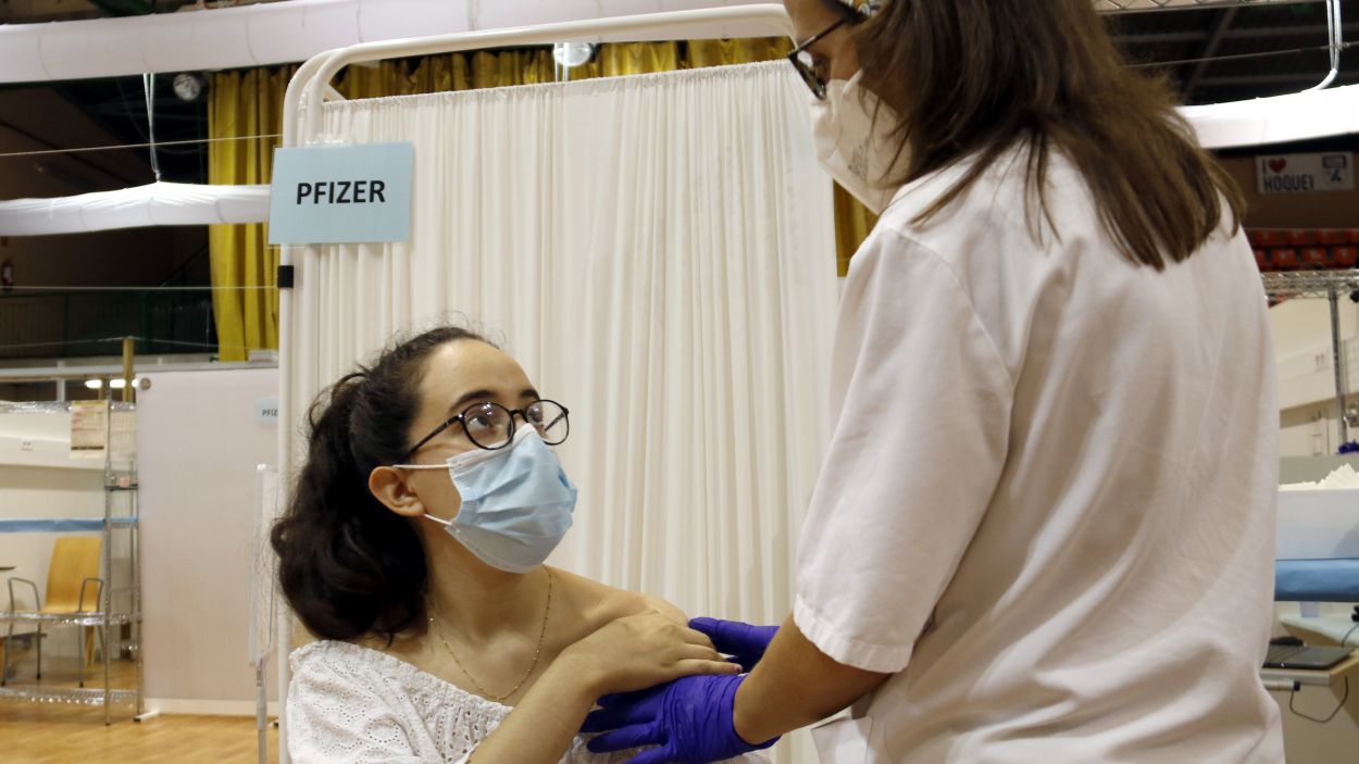 Els bons índex de vacunació estan amortint els efectes dels contagis / Foto: ACN