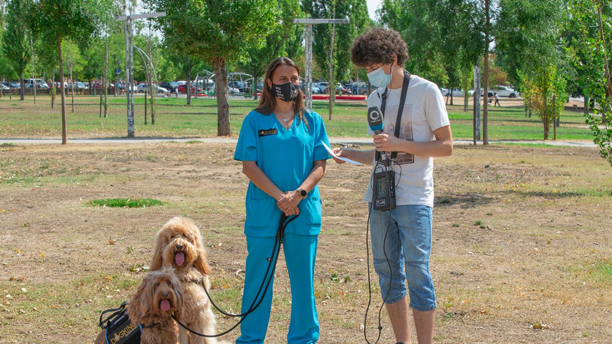 Cristina Martín, terpaeuta canina de Dogking, al costat de dos gossos de la raça Australian Cobberdog