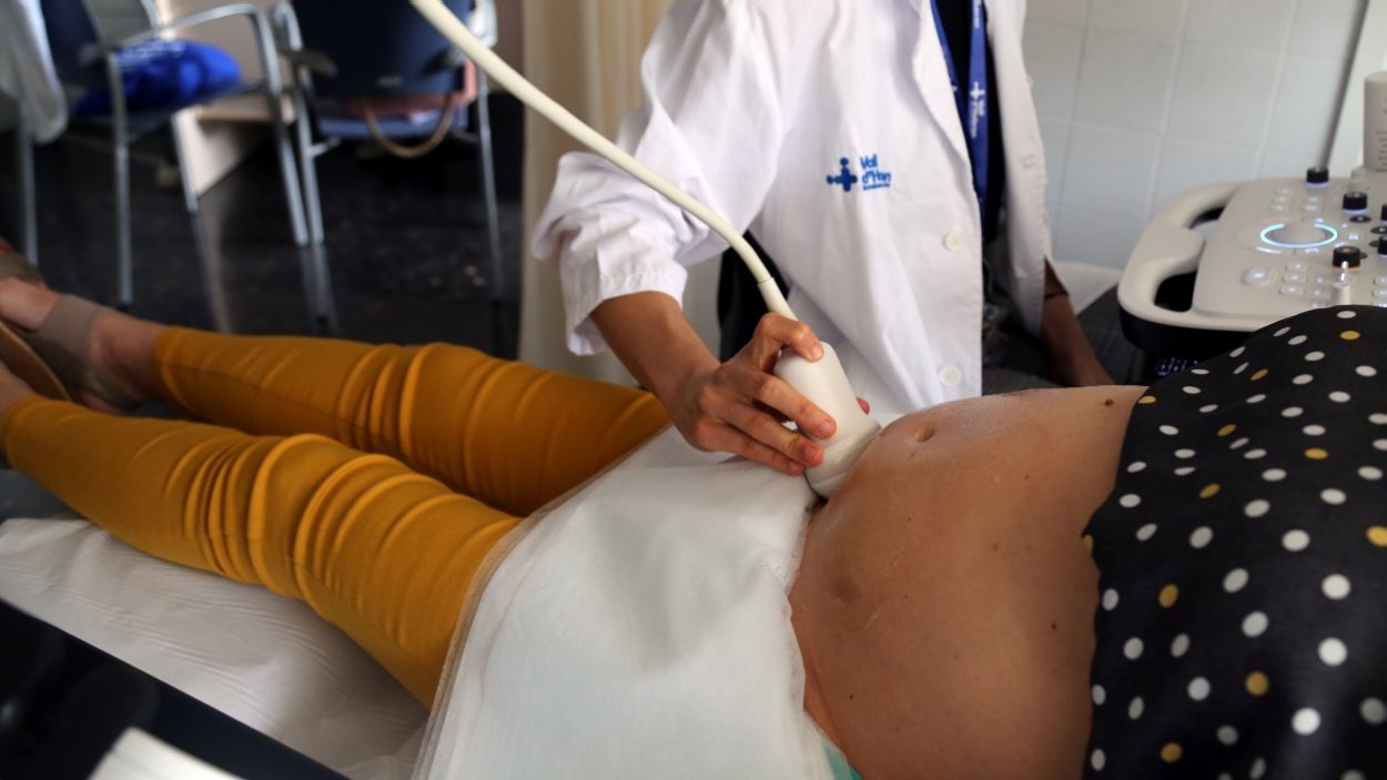 Una doctora fa una ecografia a una dona embarallasa a l'Hospital Vall d'Hebron / Foto: Cedida a l'ACN