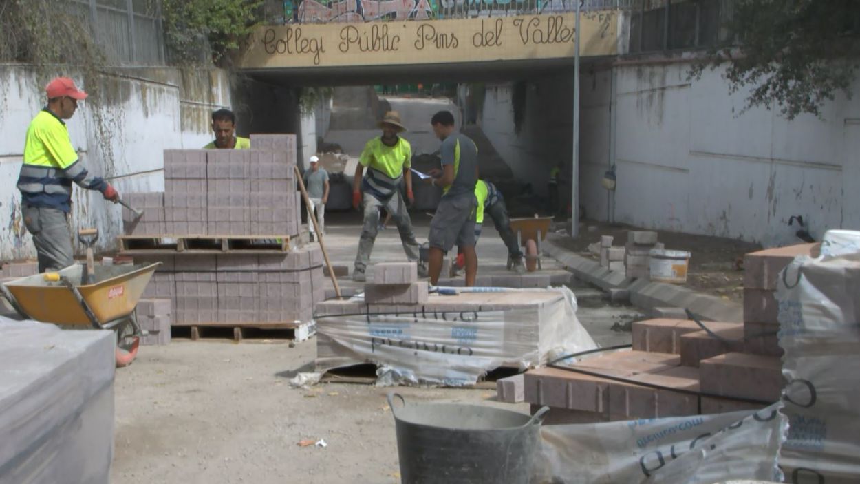 Els obrers realitzant tasques de construcció de la renovació de l'accés a l'escola Pins del Vallès / Foto: Cugat Mèdia