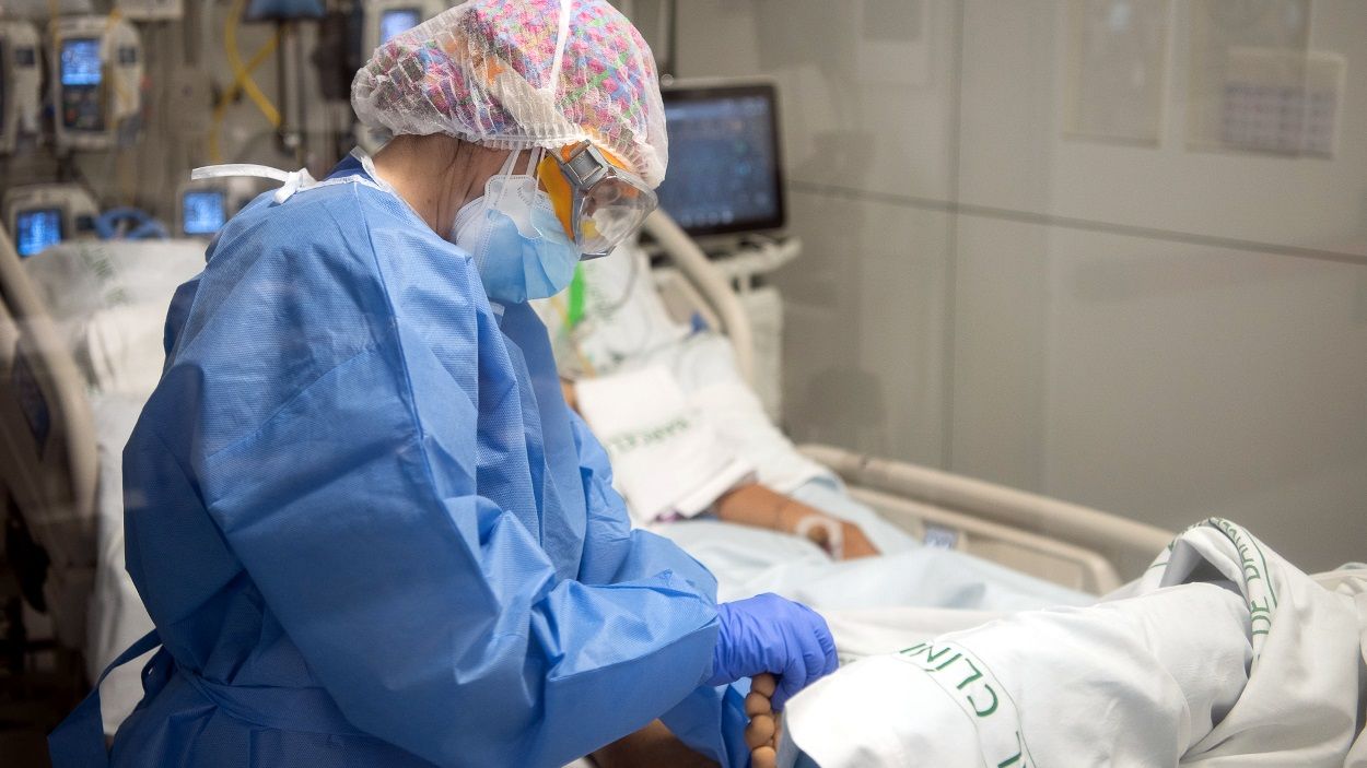 Imatge d'arxiu d'una infermera amb un pacient de Covid-19 a l'UCI / Foto: ACN