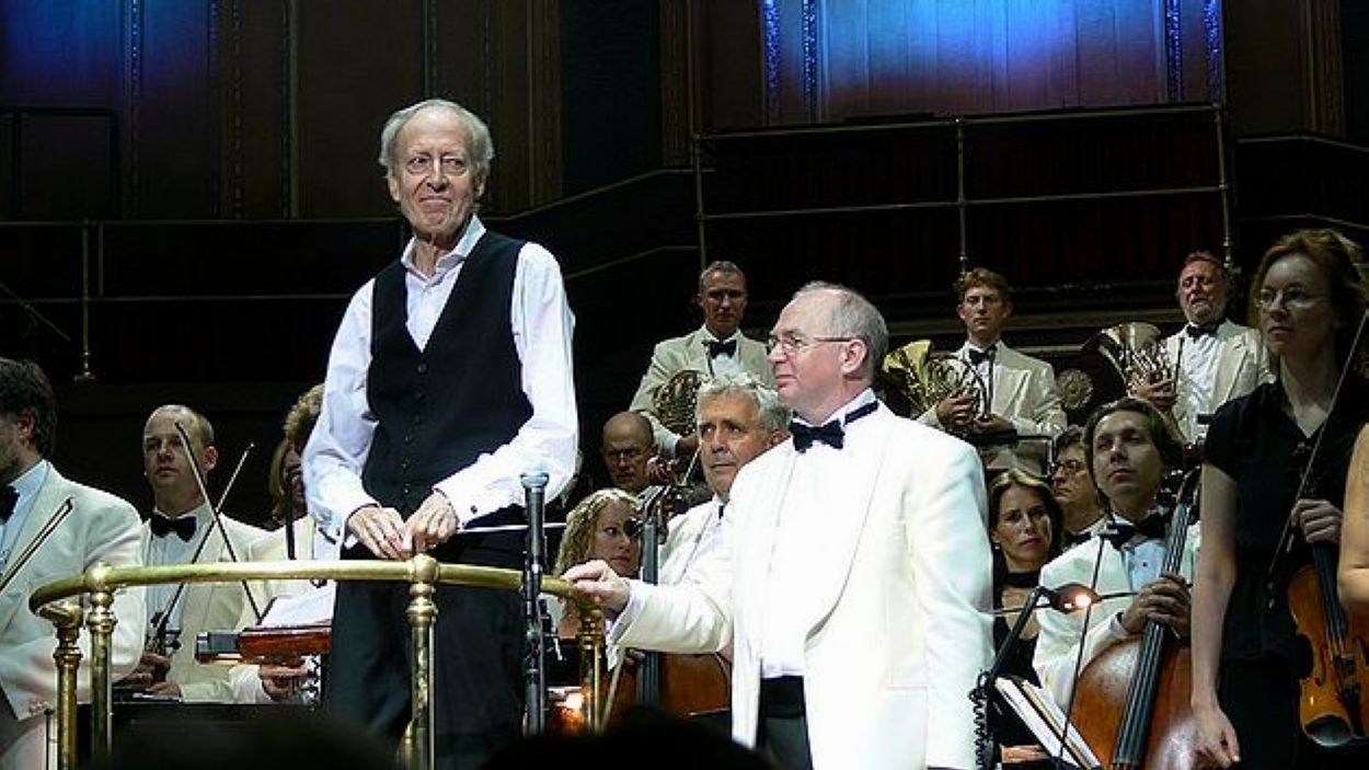 John Barry, en un concert el 2006 / Foto: Geoff Leonard (CCBY 1.0)