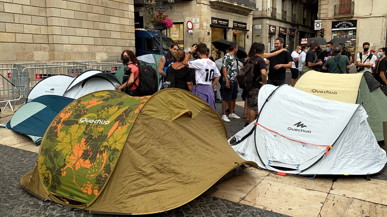 L'acampada es troba a la plaça de Sant Jaume de Barcelona / Foto: ACN