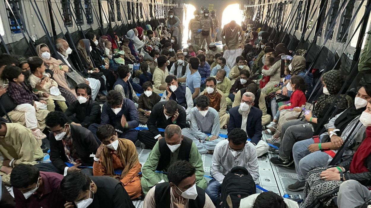 Pla general de l'interior d'un avió de l'exèrcit espanyol ple de persones que marxen de l'Afganistan / Foto: ACN