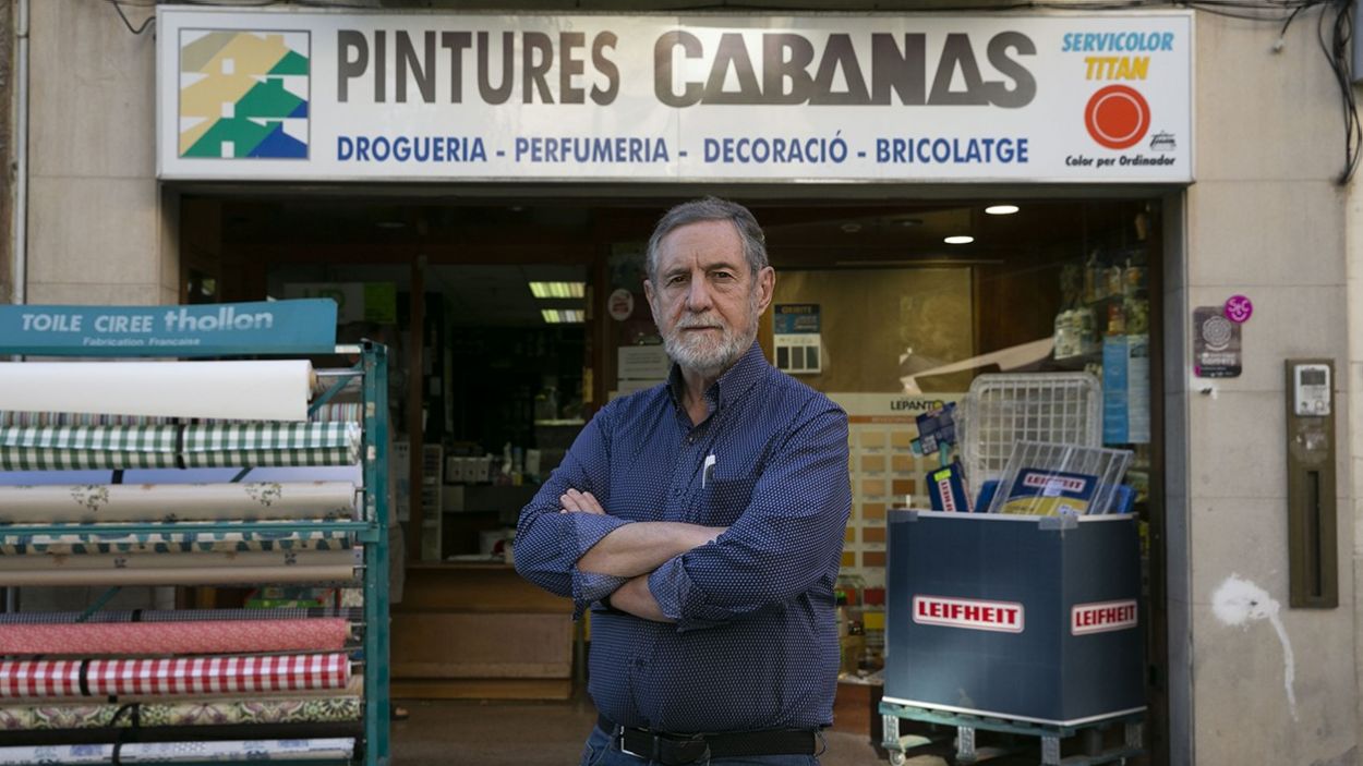 Ignasi Cabanas davant de la drogueria que regenta / Foto: Cugat Mèdia (Lluís Llebot)
