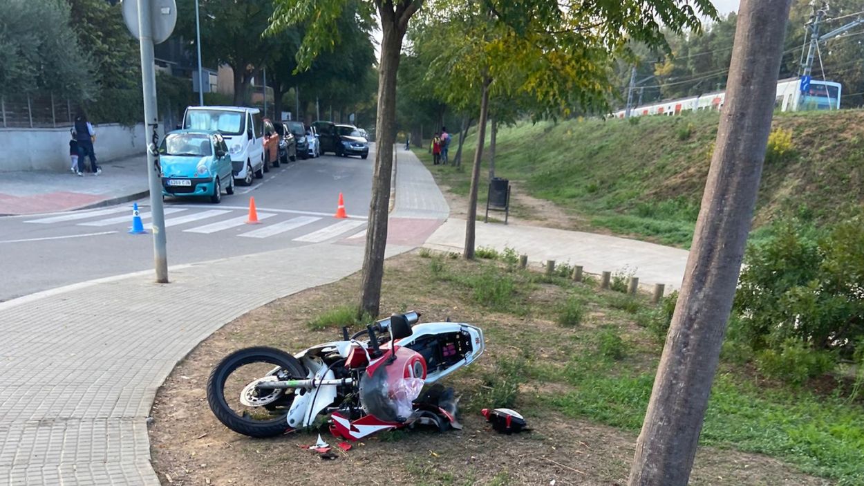 La moto accidentada al carrer Alfons d'Arag, prop de l'estaci de Volpelleres / Foto: Cugat Mdia