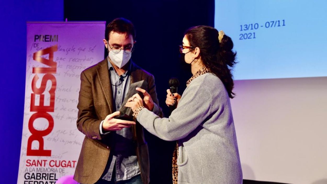 La tineta d'alcaldia de Cultura,Esther Madrona, dona a Carles Dachs el 19é premi de Poesia Sant Cugat a la memòria de Gabriel Ferrater/ Font:localpres