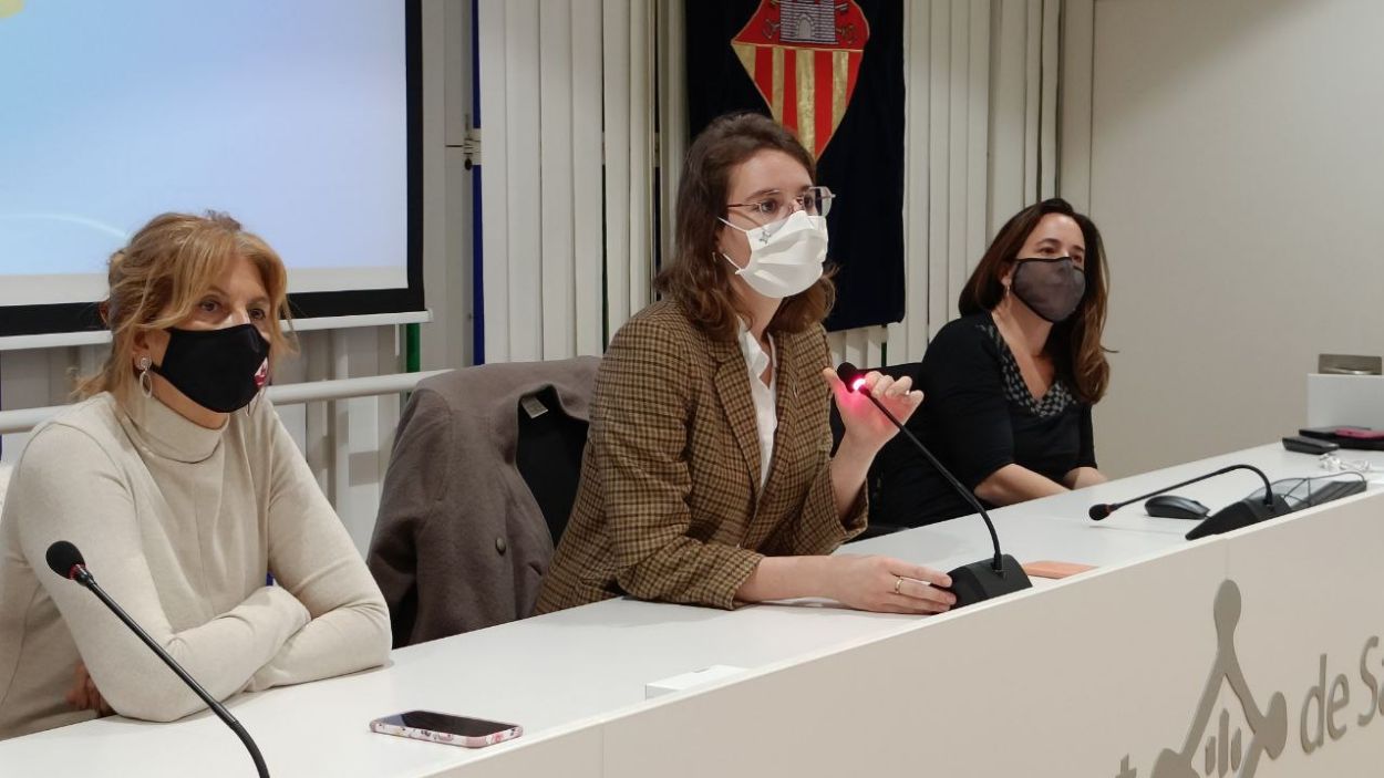 Susana Herrada (esquerra) i Alba Gordó (centre), a la sala de plens de l'ajuntament de Sant Cugat / Foto: Cugat Mèdia