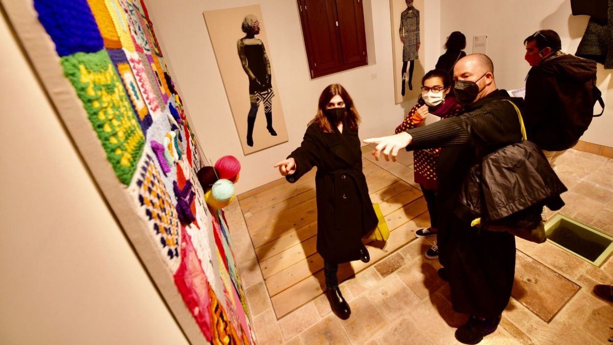 'La Puntada Subversiva', una exposició que reivindica l'art tèxtil i el paper de la dona