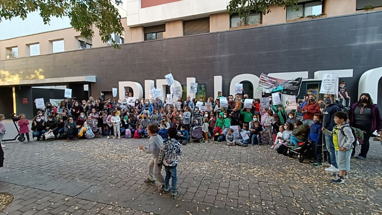 Imatge d'arxiu d'una protesta de les famílies de l'escola La Mirada que reclamen que es desencalli el conflicte per poder construir el nou centre / Foto: Cugat Mèdia