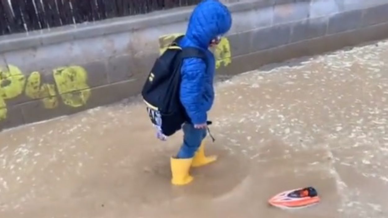 UNa imatge del vídeo que ha penjat l'AFA de La Mirada per demostrar com es posa l'escola els dies de pluja / Foto: Instagram