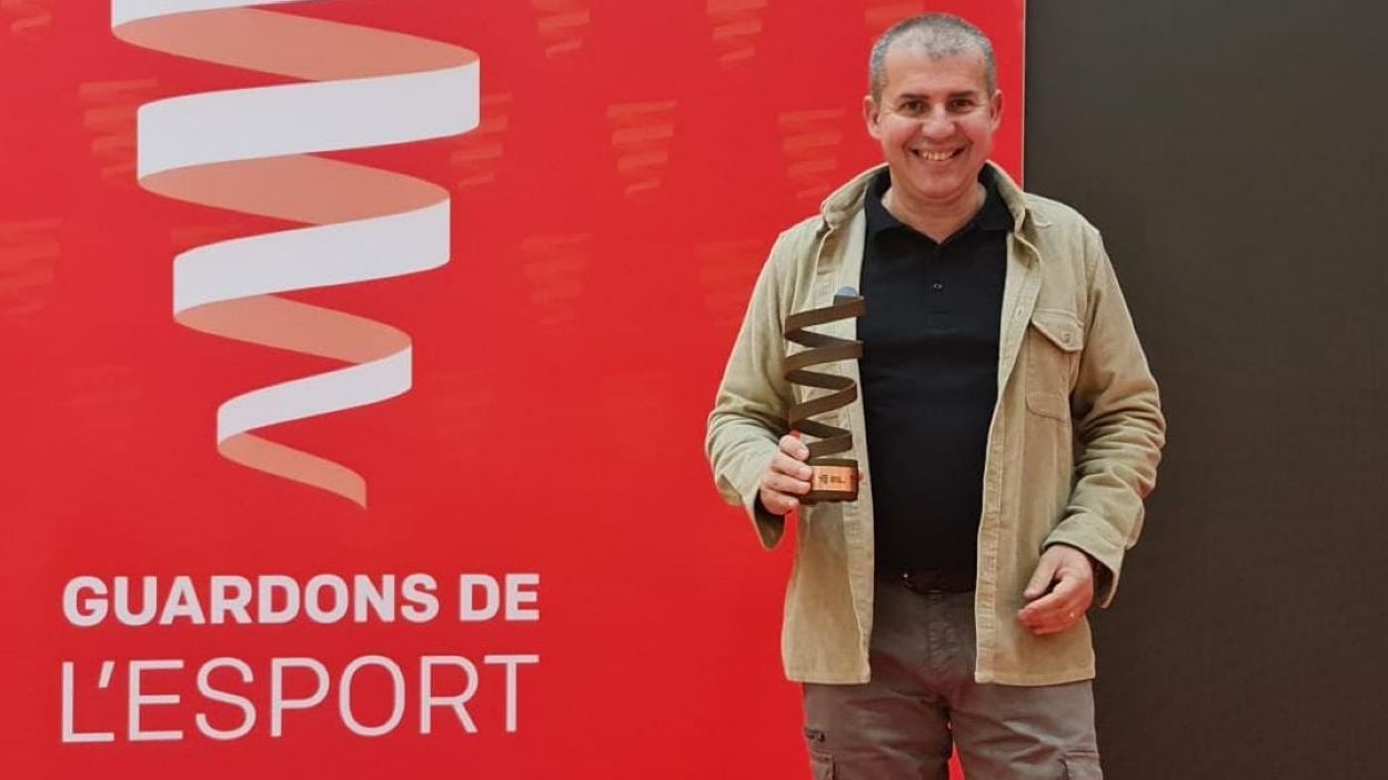 Alex Florensa amb el premi al Foment i Difusió dels Hàbits i Valors de l'Esport' de la Fundació Catalana per a l'Esport / Foto: Cedida