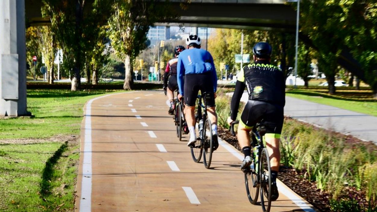 Bicicletes i vianants ja poden passejar per la rotonda de l'Hipòdrom
