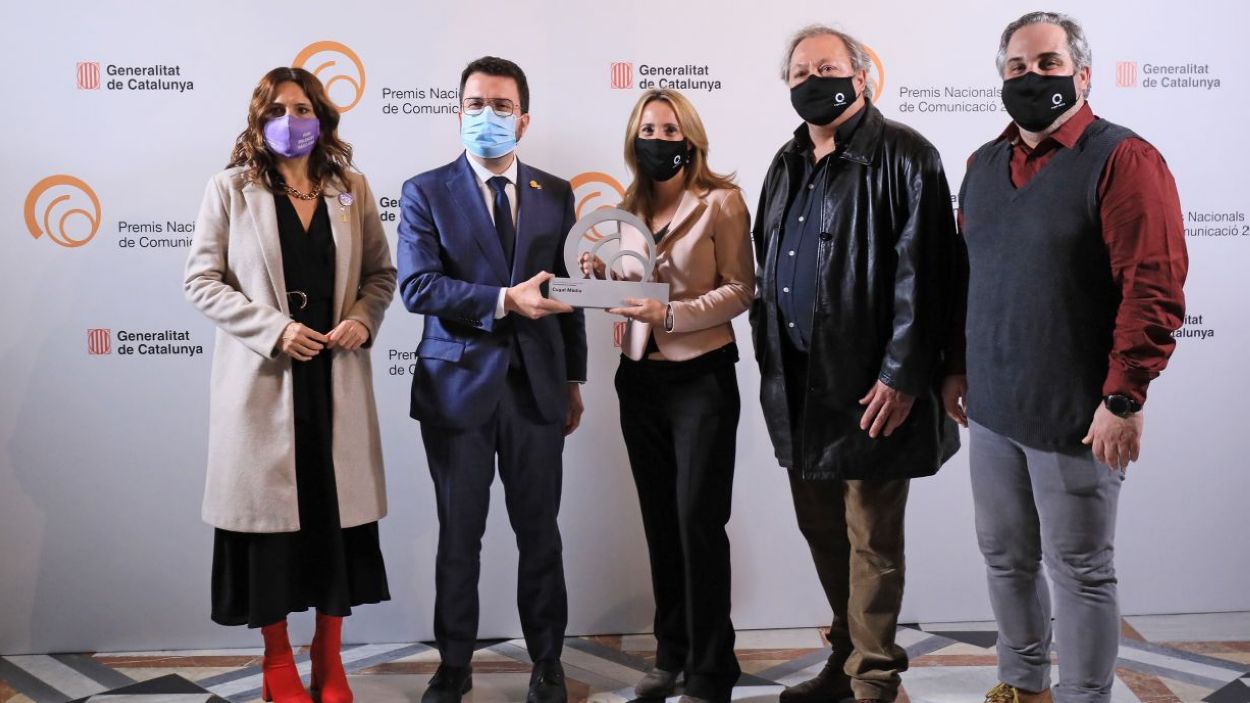 El president de la Generalitat, Pere Aragons, entrega el Premi Nacional de Comunicaci 2021 a la directora de Cugat Mdia, Mnica Lablanca / Foto: Generalitat