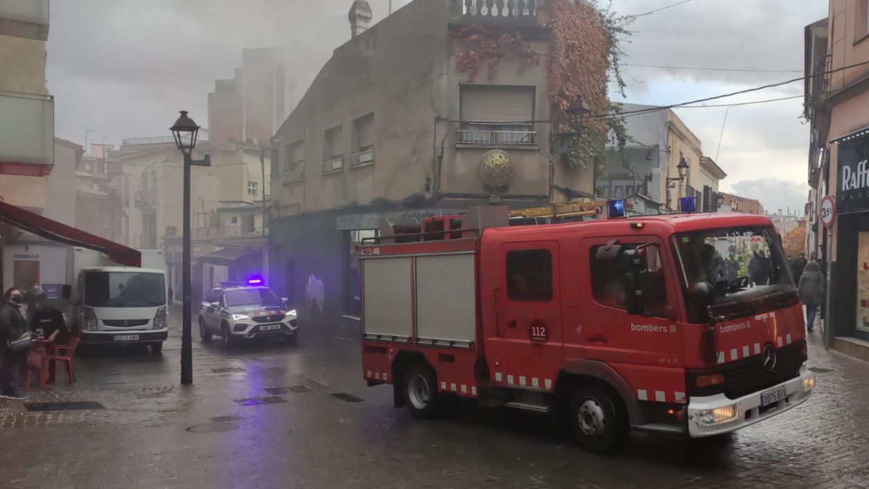 Un camió de Bombers al carrerr Valldoreix per apagar l'incendi del restaurant Somewhere / Foto: Cugat Mèdia