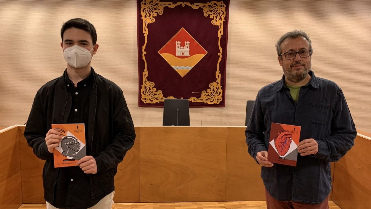 Víctor Otero, a l'esquerra, i Pep Tines, a la dreta, amb les seves obres a l'entrega dels premis / Foto: EMD Valldoreix