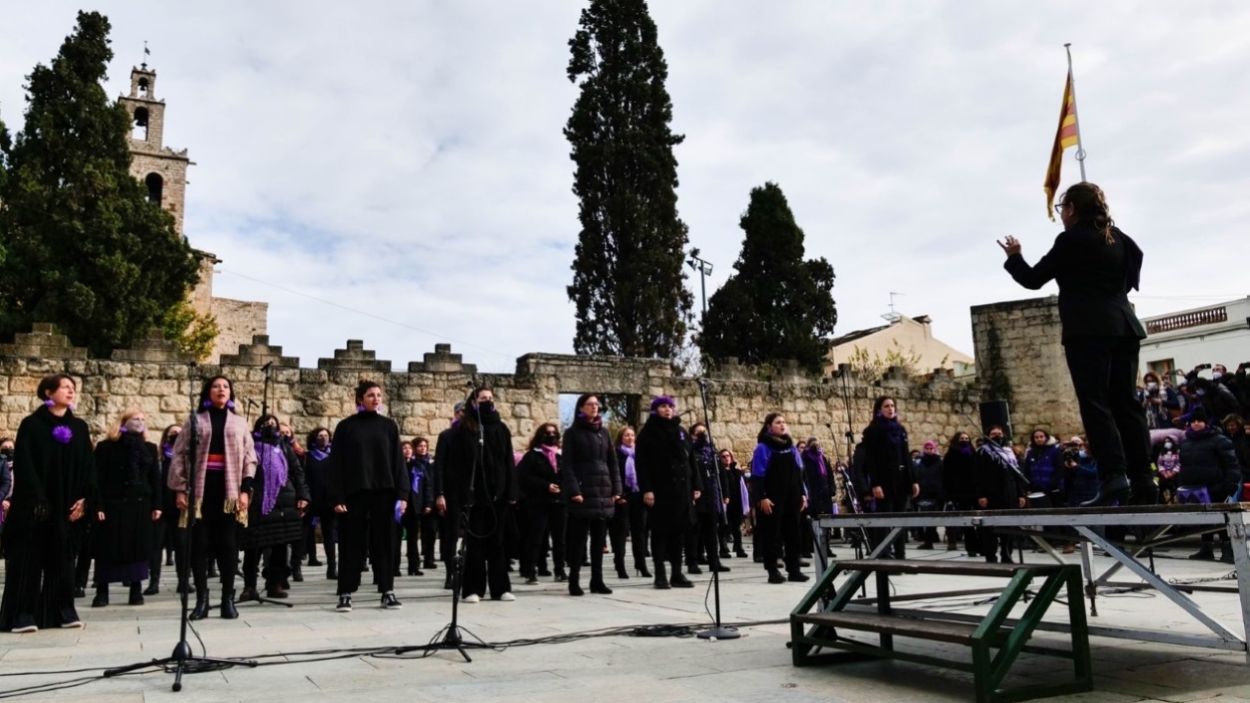 El centenar de dones que han cantat a la plaça d'Octavià / Foto: Blai Ferran