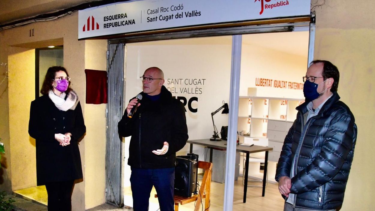 Alba Gordó, Raül Romeva i Oriol Cisteró, davant la seu renovada d'ERC / Foto: Cedida