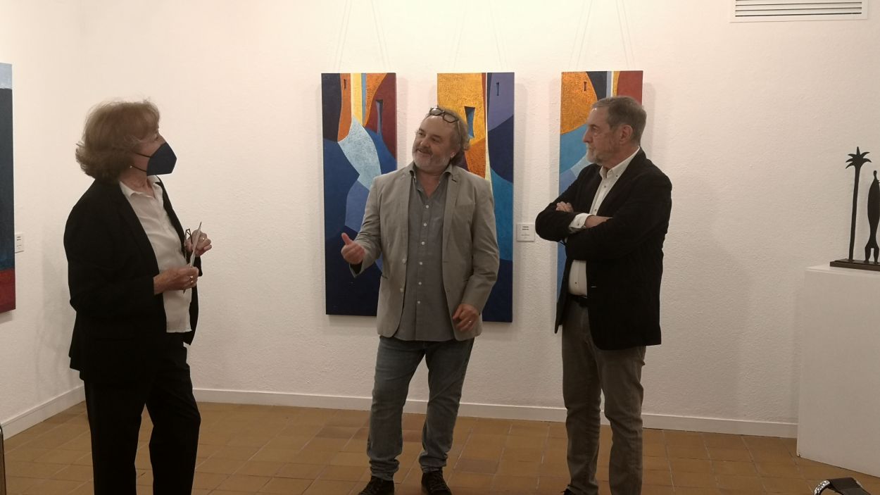Tomàs Sunyol (al centre) en la presentació de l'exposició 'Veïns' a la Sala Rusiñol / Foto: Cugat Mèdia