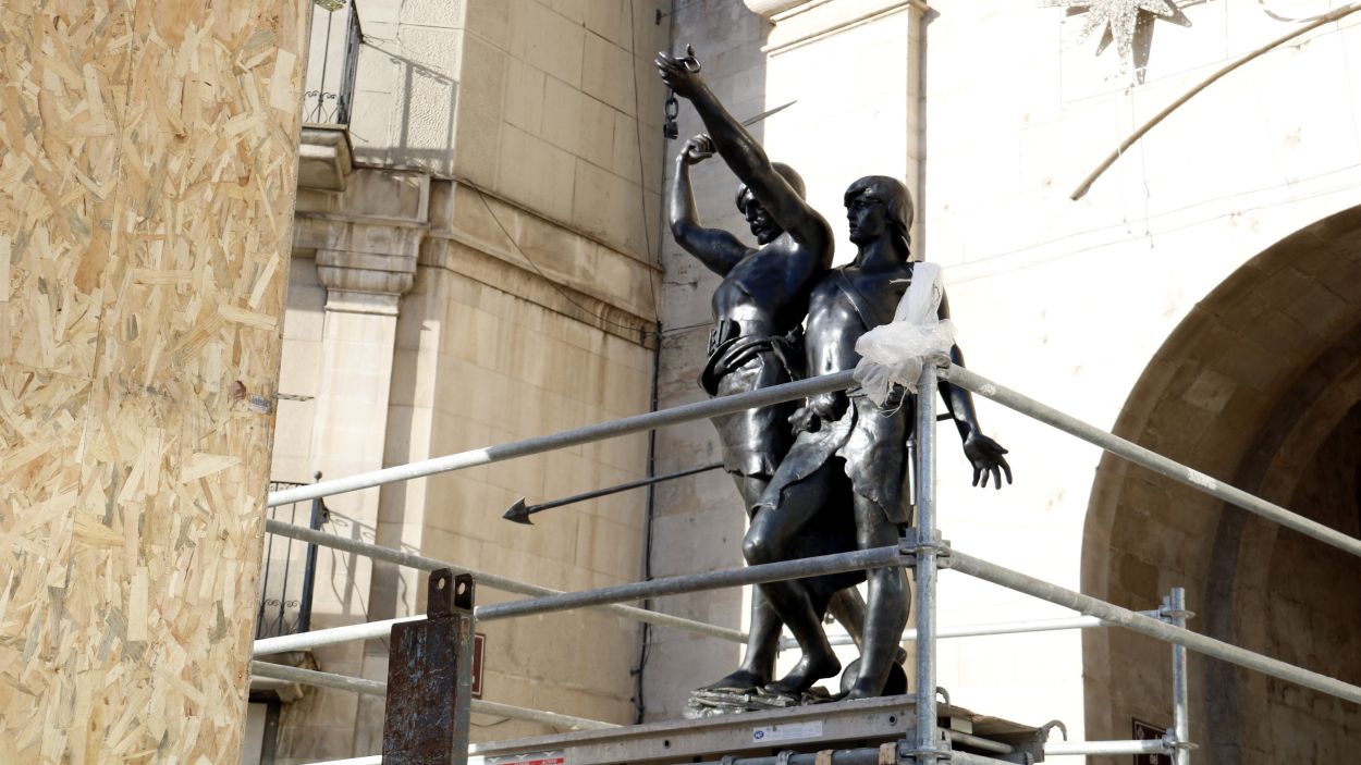 Pla obert de l''escultura d'Índibil i Mandoni, ja a Lleida, restaurada i amb una nova llança / Foto: ACN