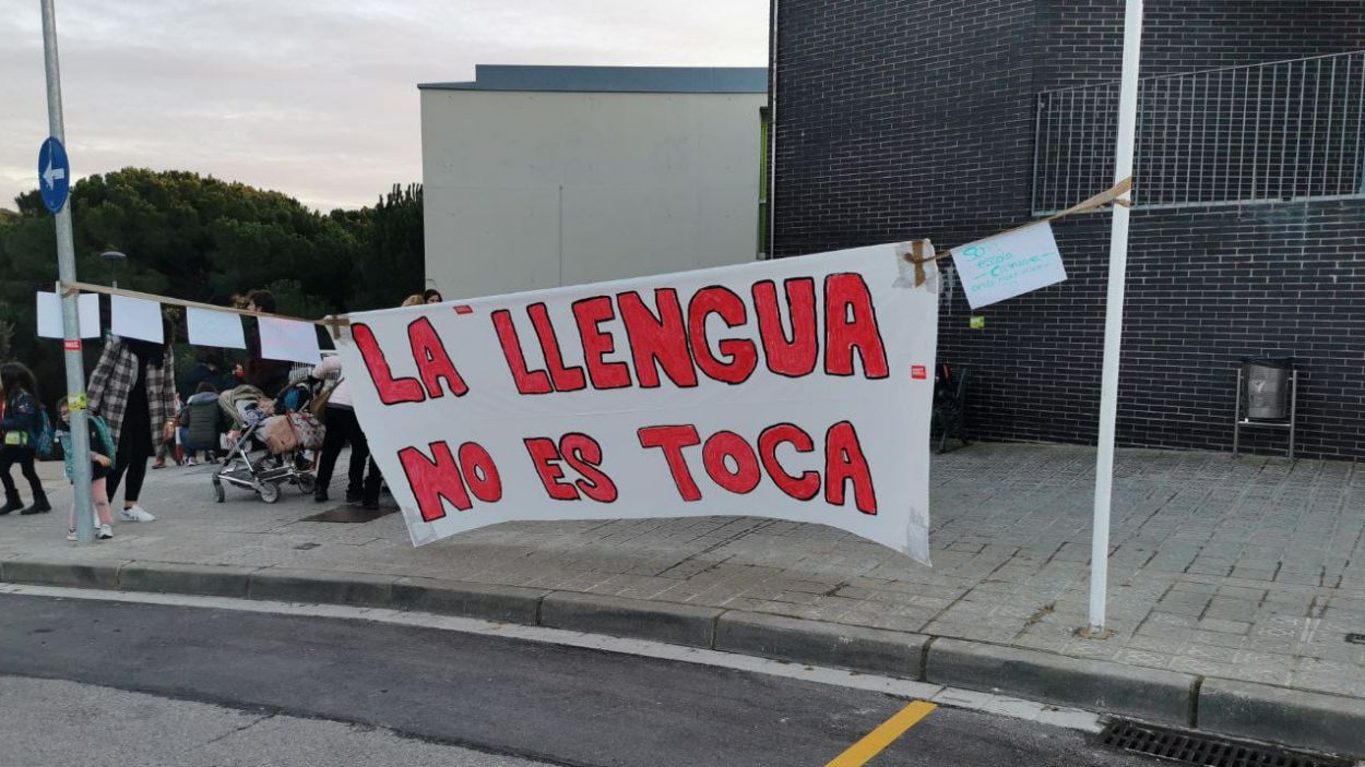 Imatge d'una pancarta a favor de la immersió lingüística davant l'escola Turó del Drac de Canet de Mar / Foto: ACN