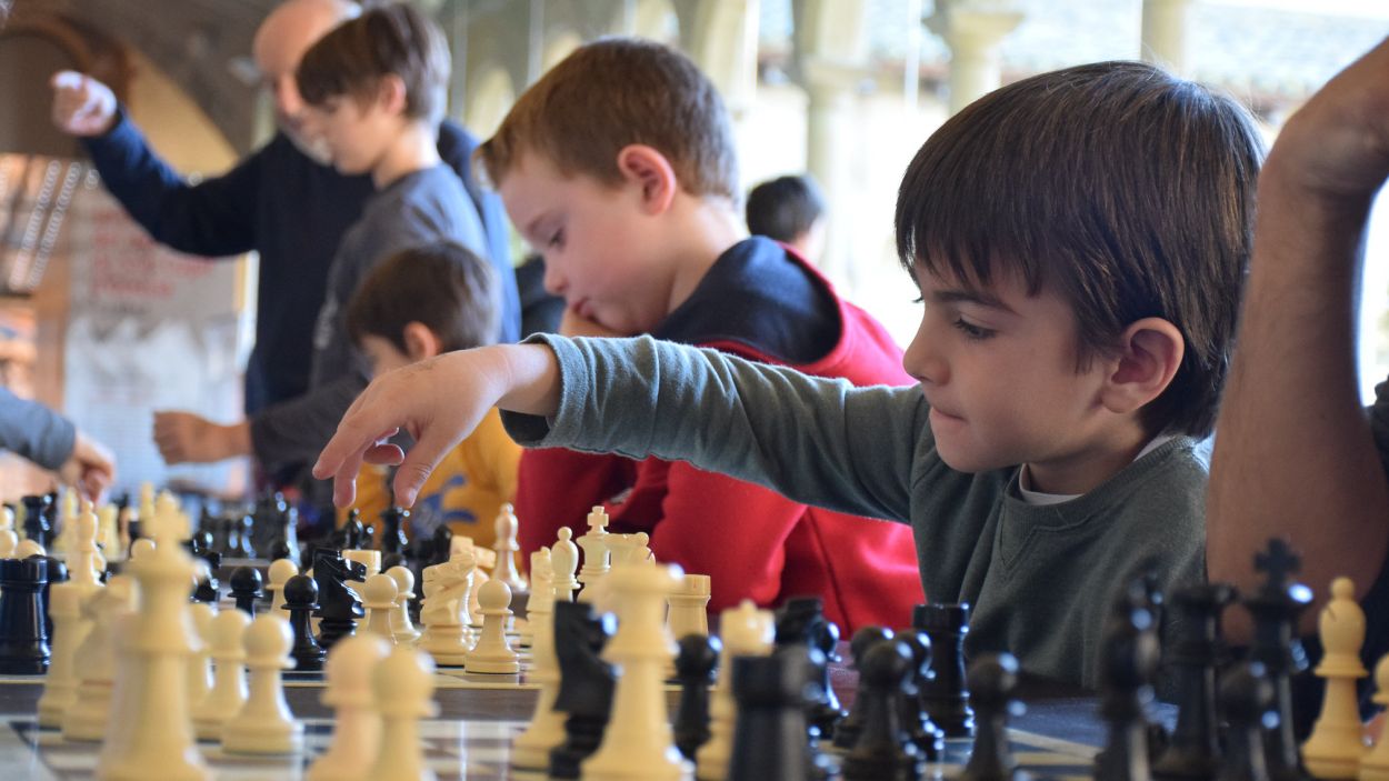 Grup de criatures practicant els escacs / Foto: Ajuntament (Jordi Garcia)