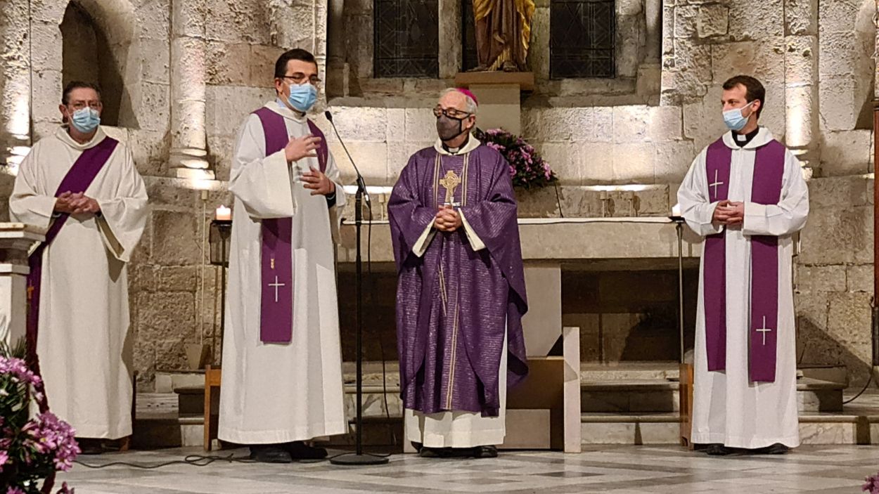 Mossèn Emili Marlés i el bisbe de Terrassa Salvador Cristau, aquest dimecres a l'església del Monestir / Foto: cedida
