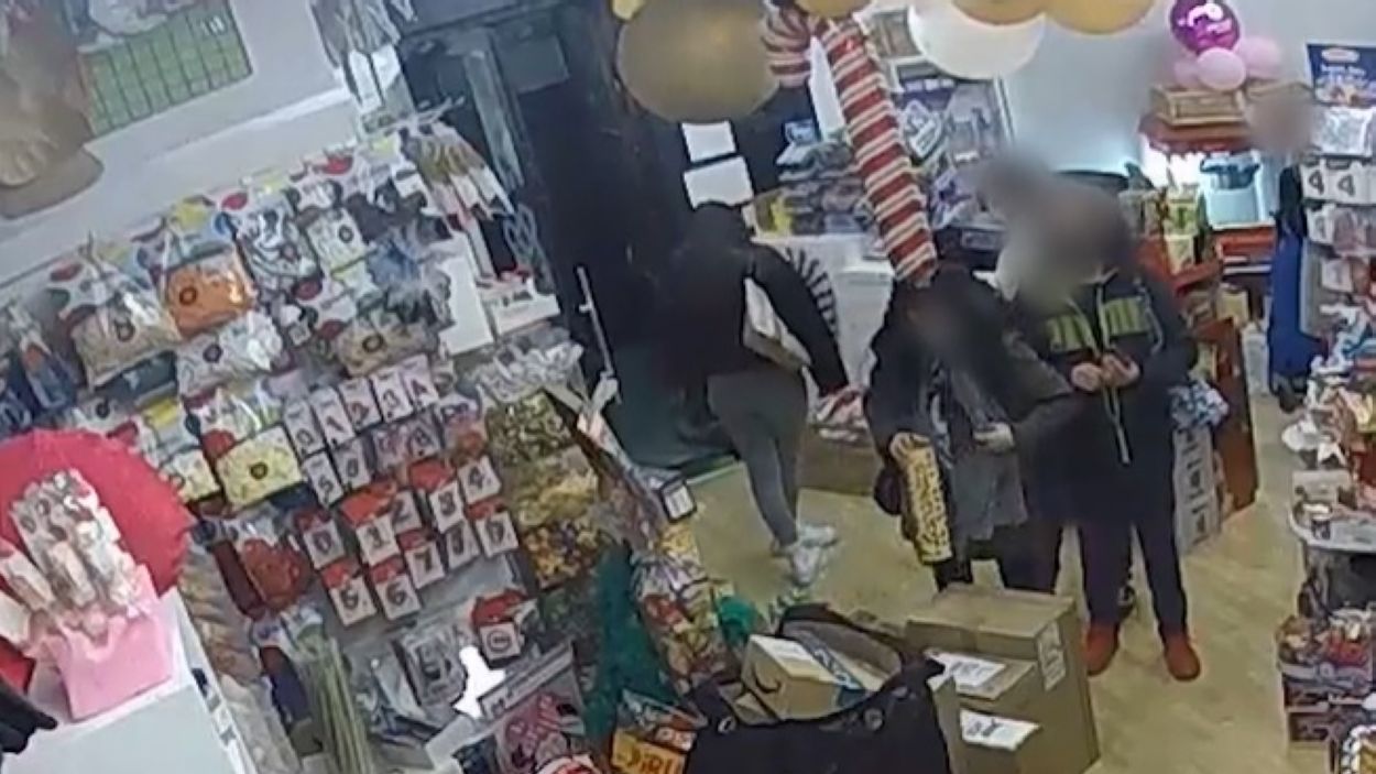Una captura de pantalla del vídeo del robatori a la botiga El Cuquet / Foto: Cedida