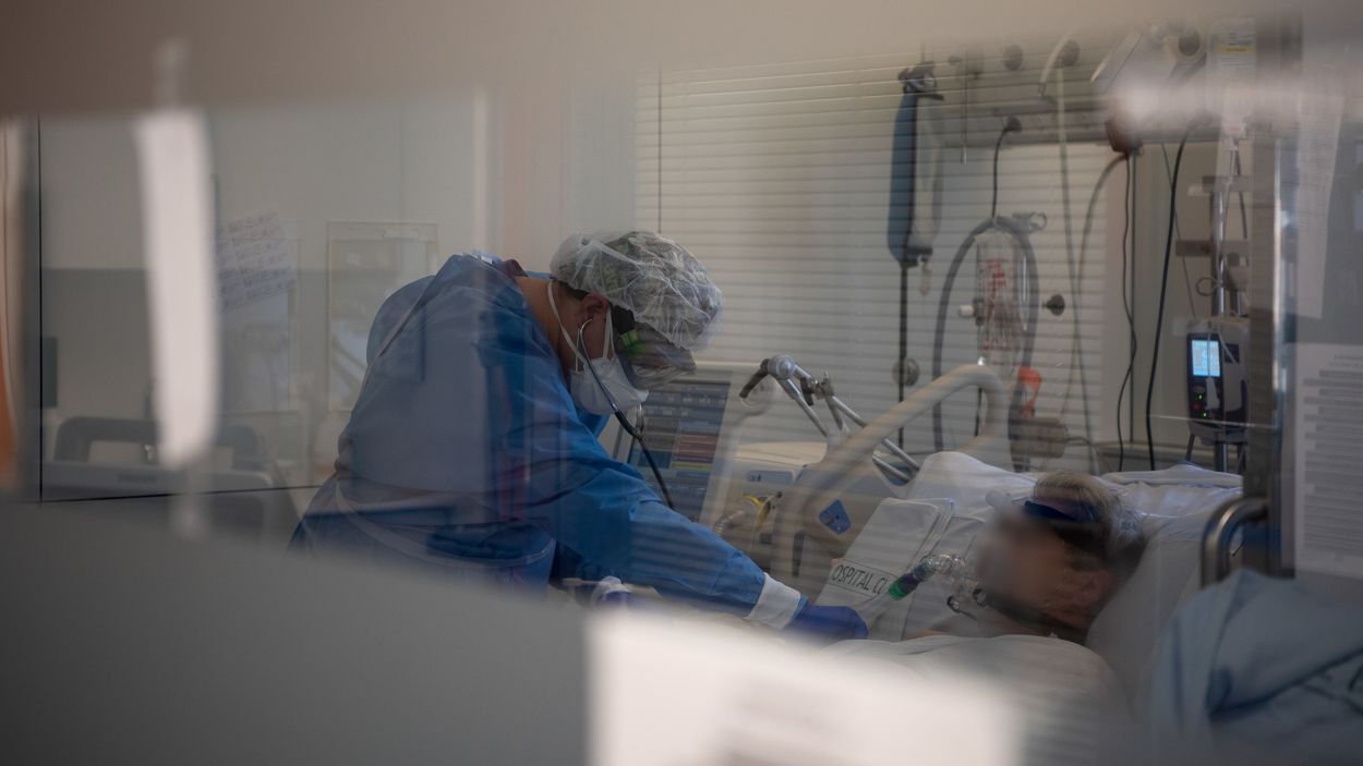 Una infermera en una UCI d'un hospital de Catalunya / Foto: ACN