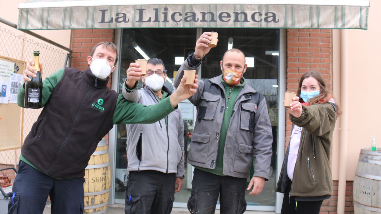 Els responsables de la Lliçanenca, que aquest dimecres ha repartit un cinquè premi de la Loteria de Nadal / Foto: ACN