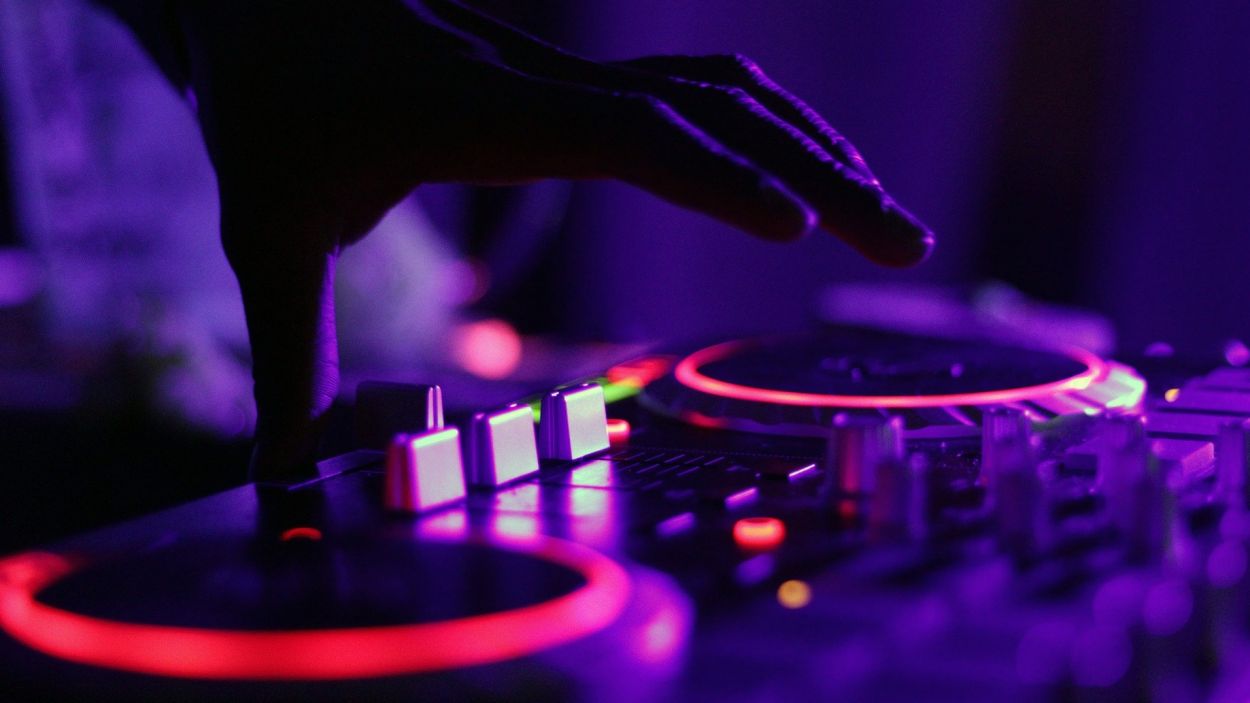 Un dj fent música electrònica / Foto: Pixabay
