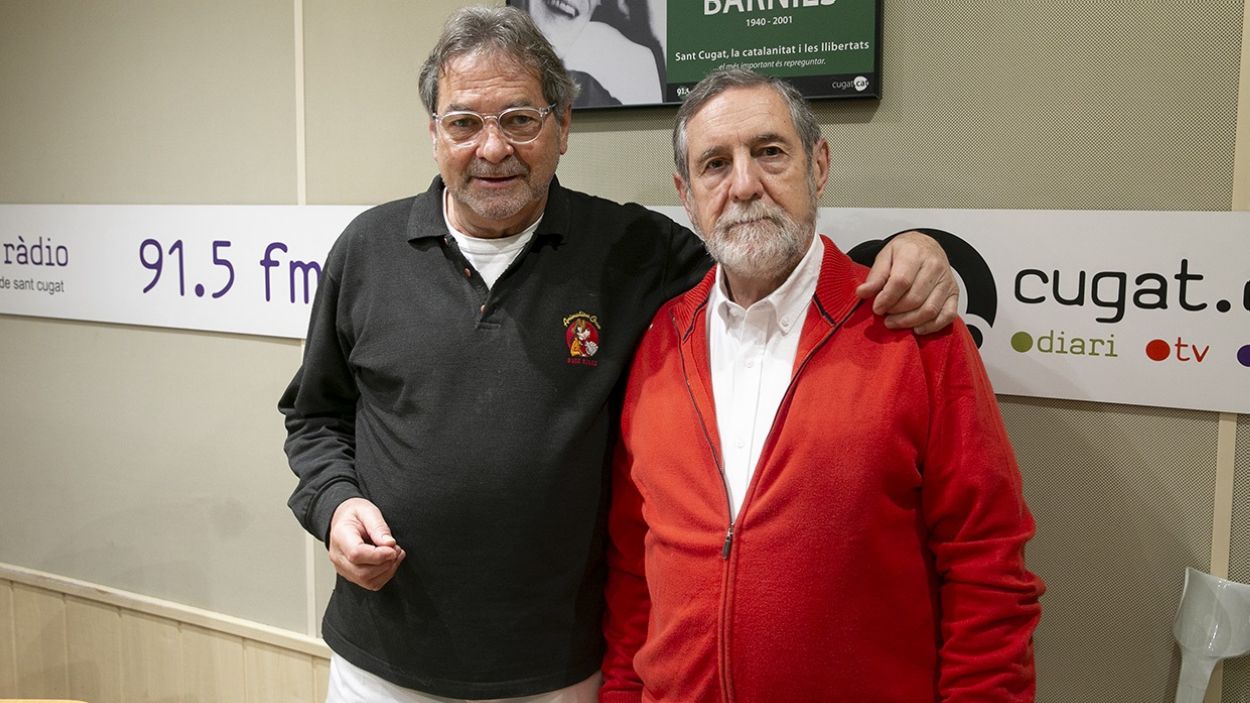 Ignasi Cabanas, a la dreta, amb Jaume Sàbat, tots dos de la mateixa generació, després de la tertúlia a Ràdio Sant Cugat