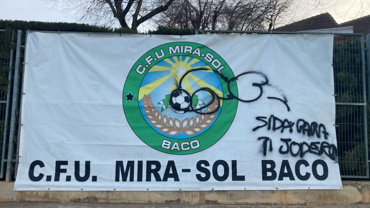 Una de les pintades al camp de futbol del Mira-sol Baco / Foto: Cedida
