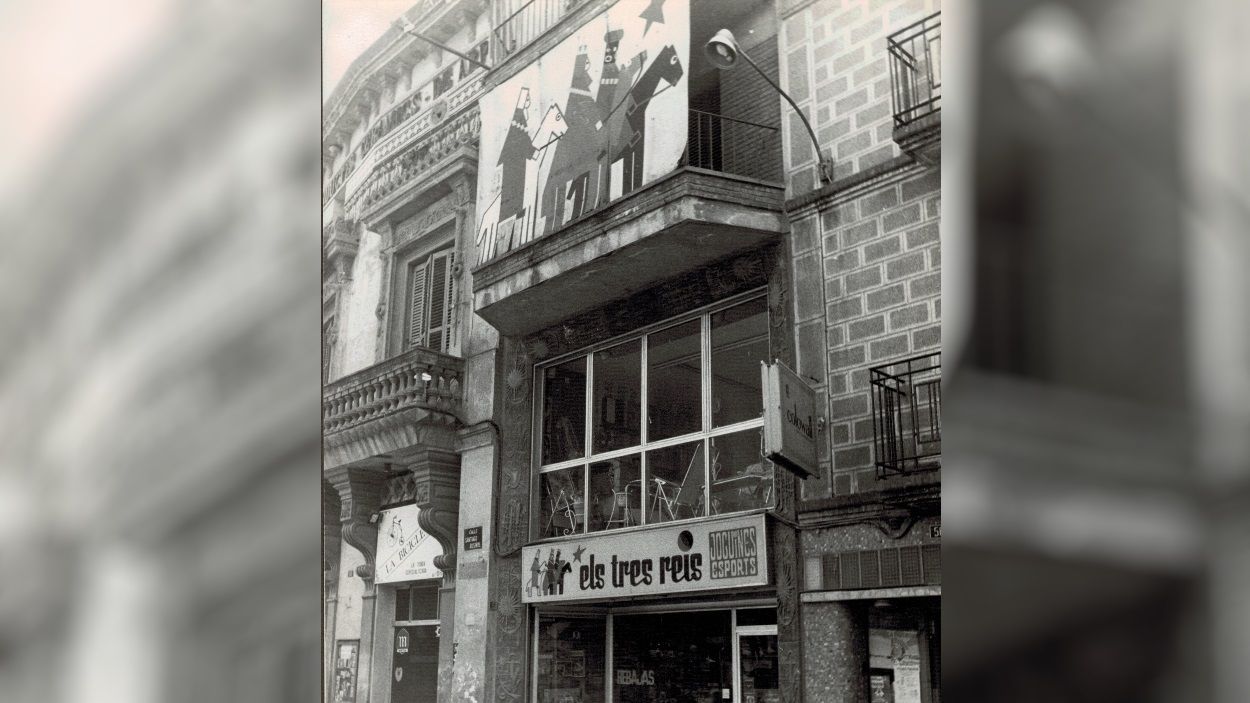 Al costat de Pintures Cabanas, la família va obrir la botiga de joguines Els Tres Reis, encara en funcionament