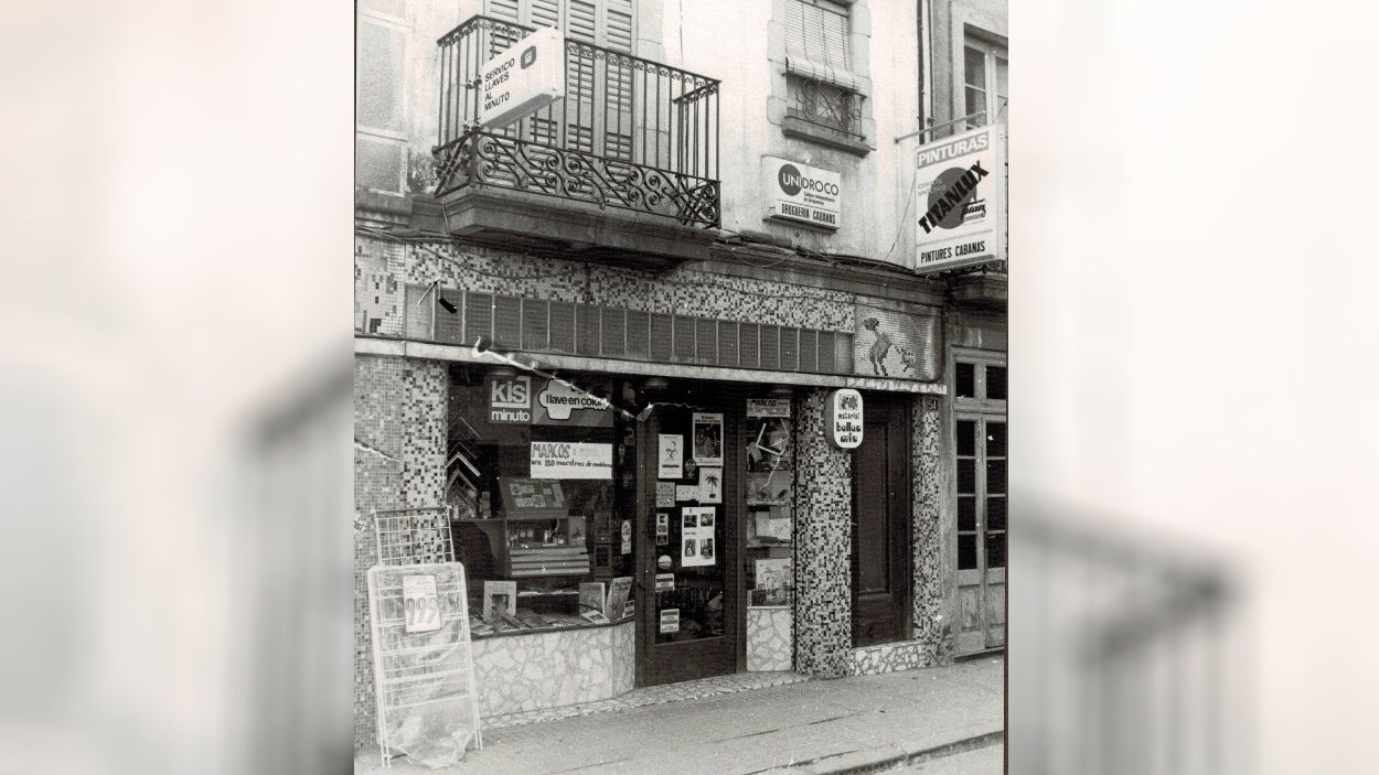 Una altra imatge de la façana de la botiga Pintures Cabanas, ubicada al carrer Santiago Rusiñol 