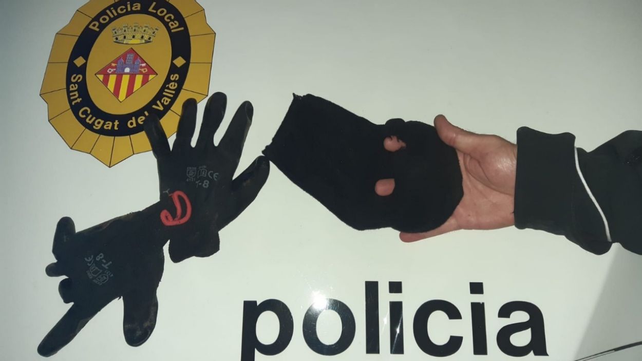 Imatge del passamuntanyes i els guants que van trobar els agents / Foto: Policia Local