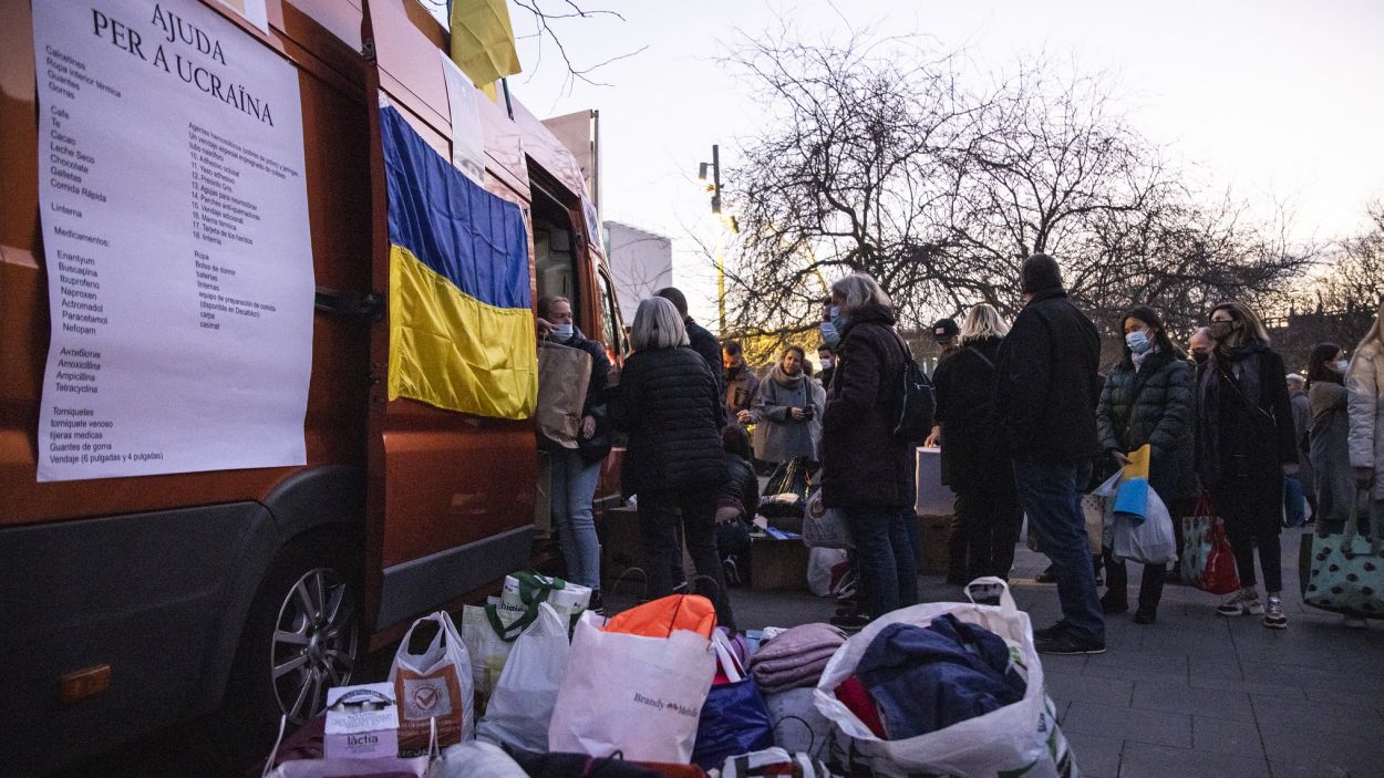 Una furgoneta davant de l'ajuntament recollint material per enviar a Ucrana / Foto: Ajuntament (Lali Puig)