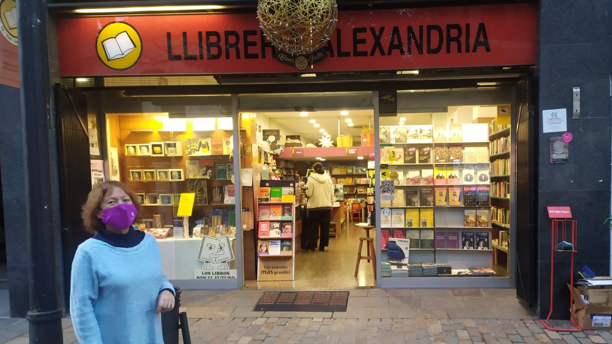 Àngels Tolosa, davant la llibreria Alexandria, aquest dimecres / Foto: Cugat Mèdia