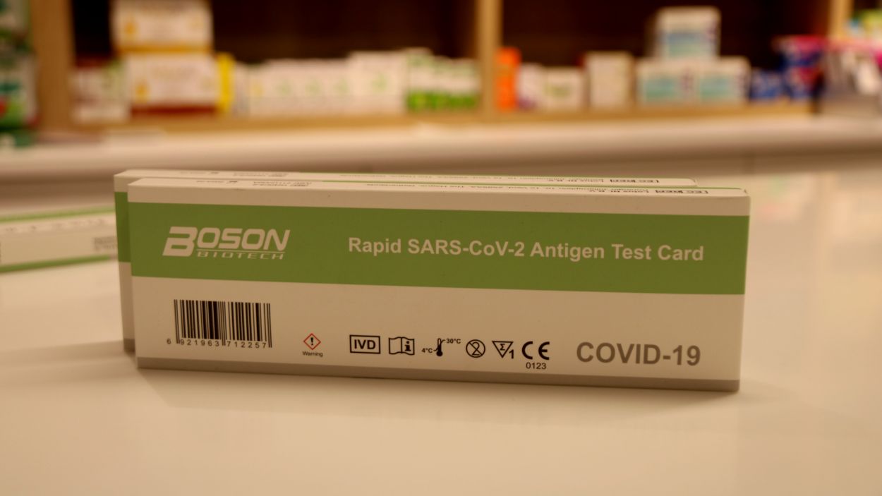 Un test d'antígens dels que venen a les farmàcies / Foto: ACn